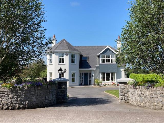 Tailors Lodge, Continental Breakfast Castleisland Bagian luar foto